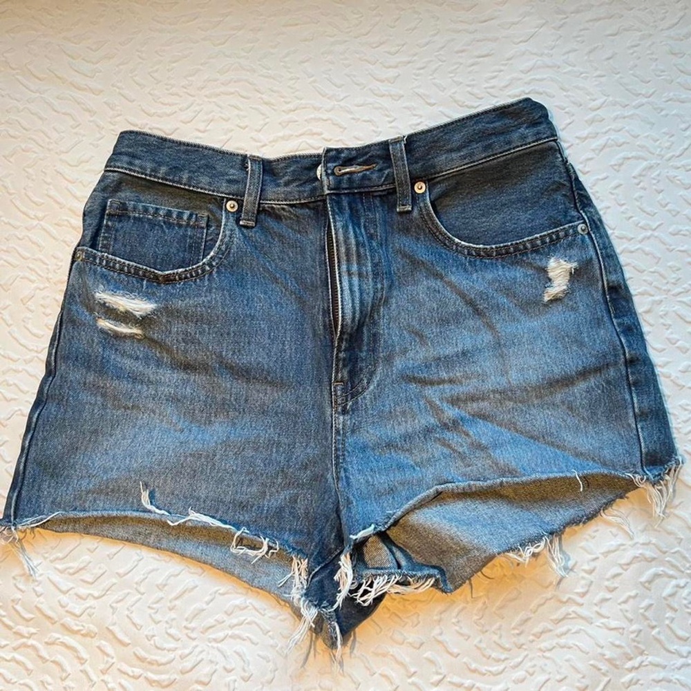 blue wash 💙 distressed denim shorts 
uniqlo ~ uniqlo jeans